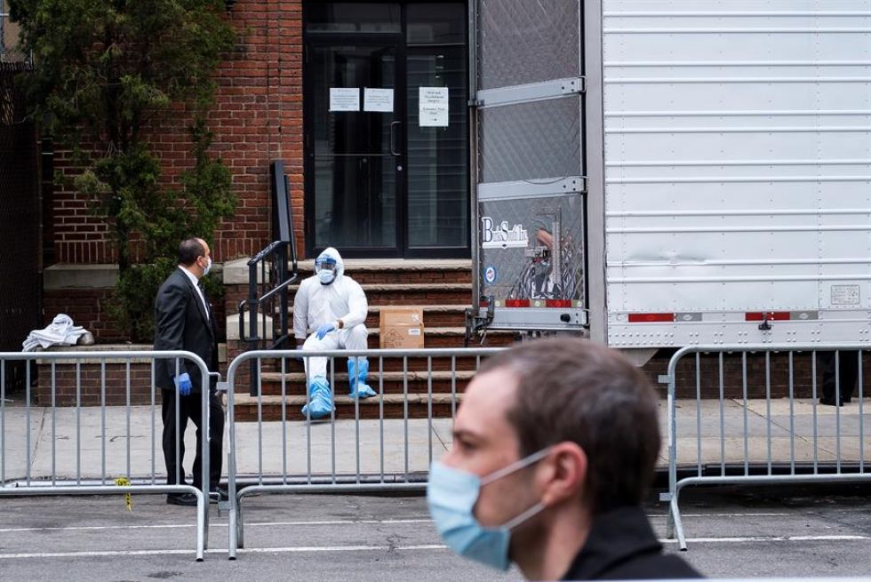 Un empleado de un hospital (C) toma un descanso en Estados Unidos, el país con más casos del continente.