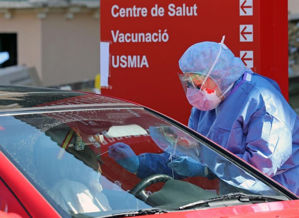 Miembros del hospital de la Malvarrosa, en Valencia, recogen muestras a trabajadores sanitarios a las puertas del centro y sin que los conductores bajen del vehículo.