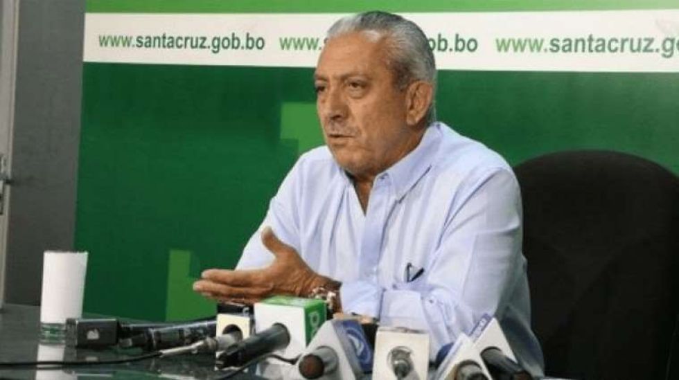 El secretario de Salud de la Gobernación de Santa Cruz, Óscar Urenda, en conferencia de prensa.
