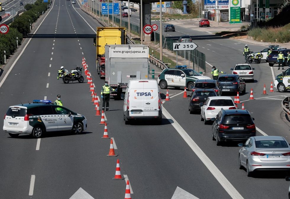 La Guardia Civil durante un control de tránsito en Valencia, este viernes.