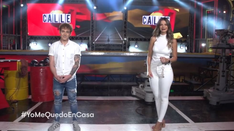 Los presentadores del programa, durante el mensaje que grabaron para los televidentes.