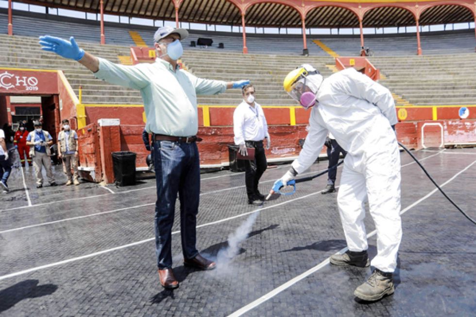 El alcalde de Lima, Jorge Muñoz, mientras ayer se desinfectaba al ingresar a la plaza de toros de Acho en la capital peruana. EFE/EPA/Lima Town Hall