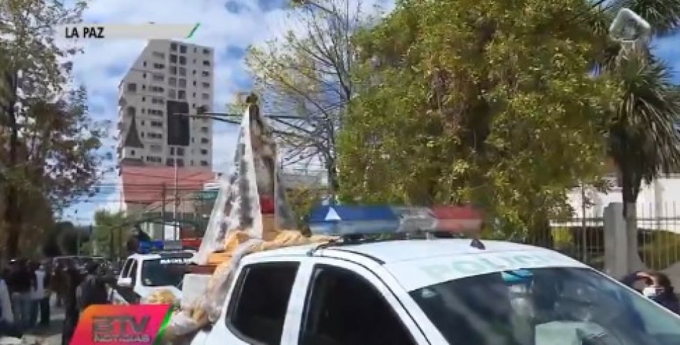 La Virgen de Copacabana, patrona de la Policía, recorre La Paz en Domingo de Ramos.