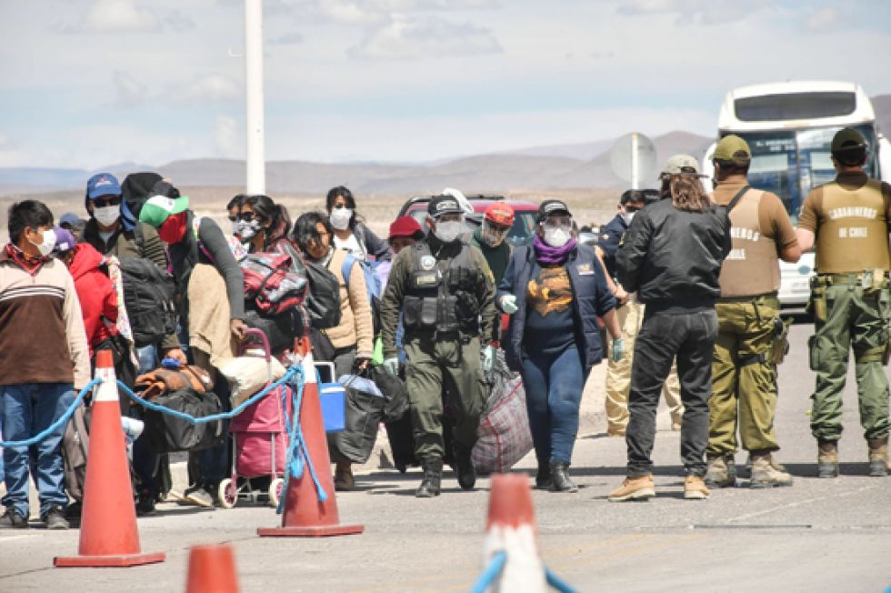 Los repatriados llegaron en buses a la frontera, donde hicieron trámites de migración y pasaron por controles de bioseguridad