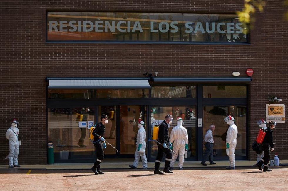 Efectivos del UME trabajan en la desinfección de la residencia Los Sauces, de Sant Boi del Llobregat (Barcelona), este lunes.
