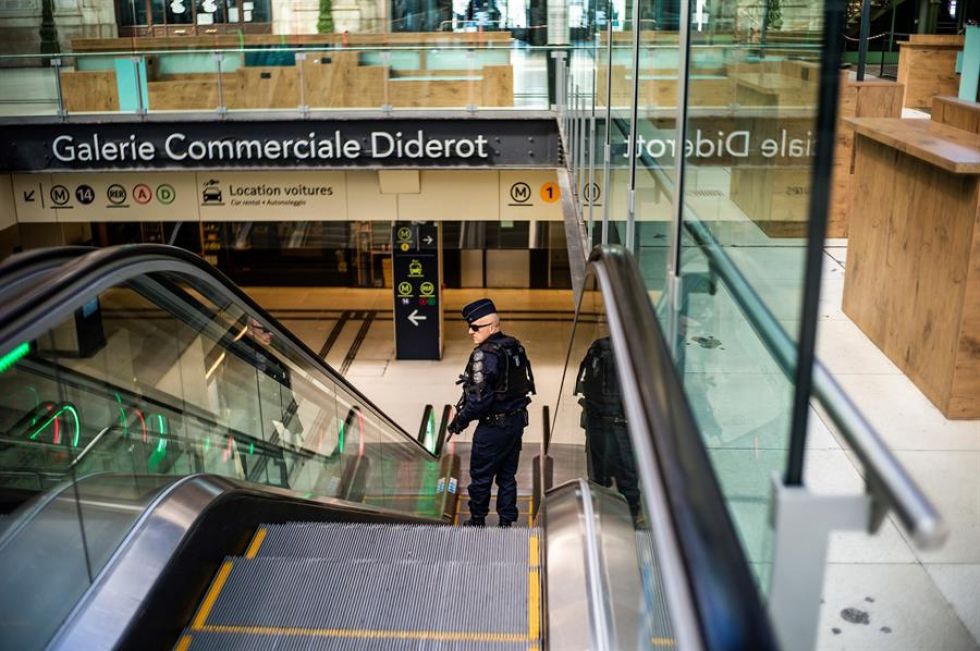 Un oficial de la policía francesa patrulla dentro de una estación de tren vacía de la Gare de Lyon en París, Francia, el 04 de abril.