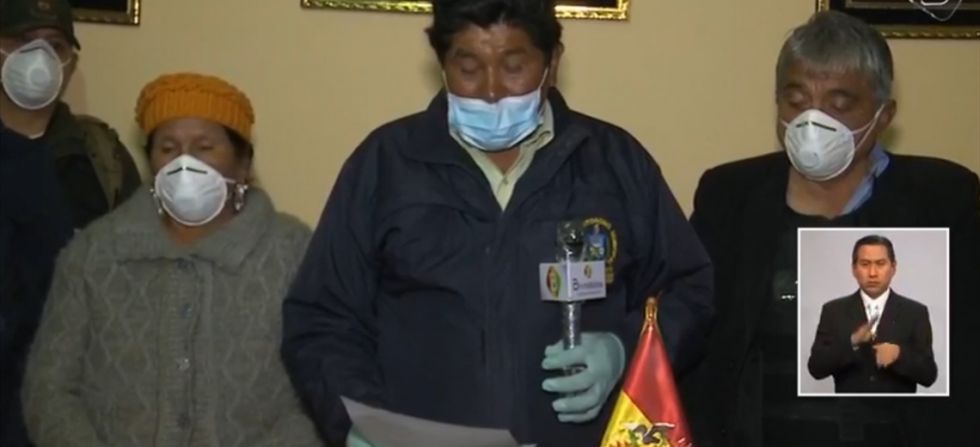 El alcalde de Patacamaya (c), Tiburcio Choque, cuando las últimas restricciones en su municipio.