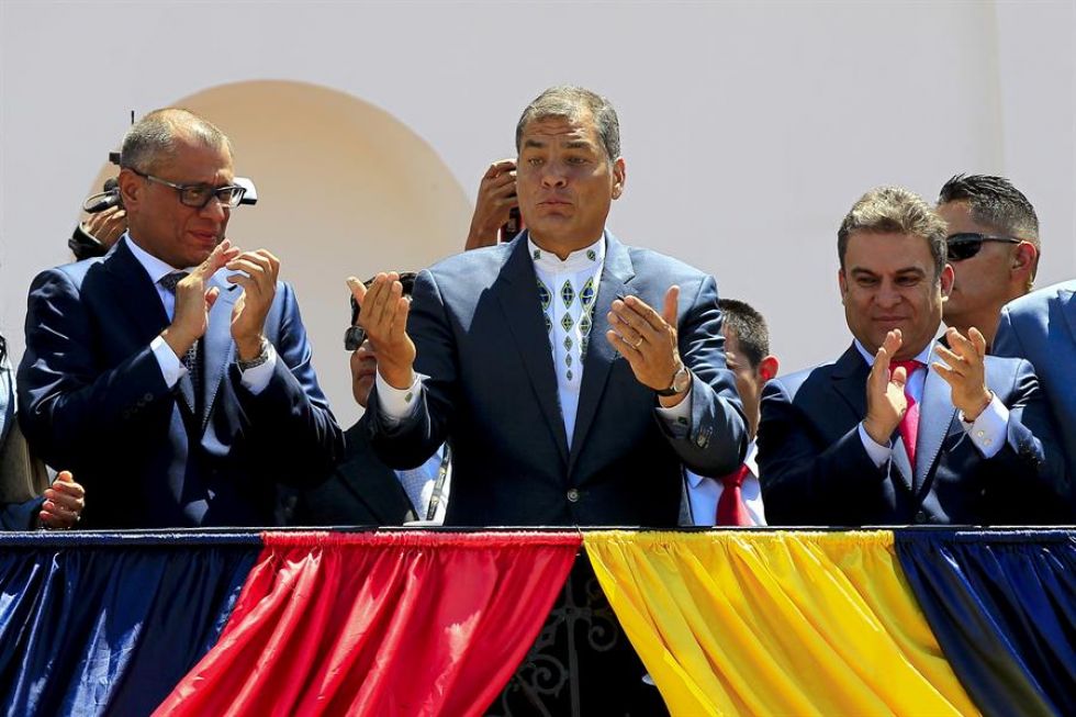 Fotografía de archivo fechada el 22 de mayo de 2017 que muestra al presidente de Ecuador, Rafael Correa (c), y su vicepresidente Jorge Glass (i), en una ceremonia.