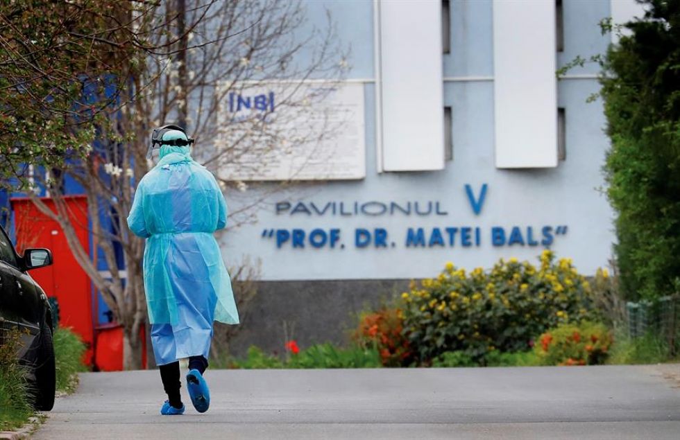 Un trabajador de la salud rumano camina por el callejón principal del Instituto de Enfermedades Infecciosas 'Matei Bals' en Bucarest, Rumanía.