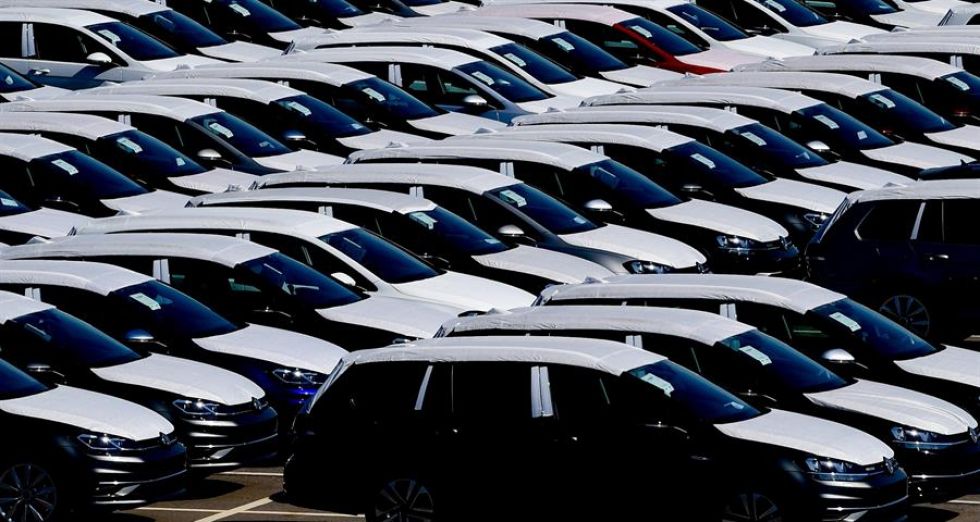Vehículos recién salidos de la fábrica de Volkswagen en Alemania que, según algunos informes, habría suspendido temporalmente sus actividades.