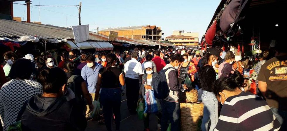 La población salió a los mercados a abastecerse ante las nuevas restricciones que comenzarán mañana.