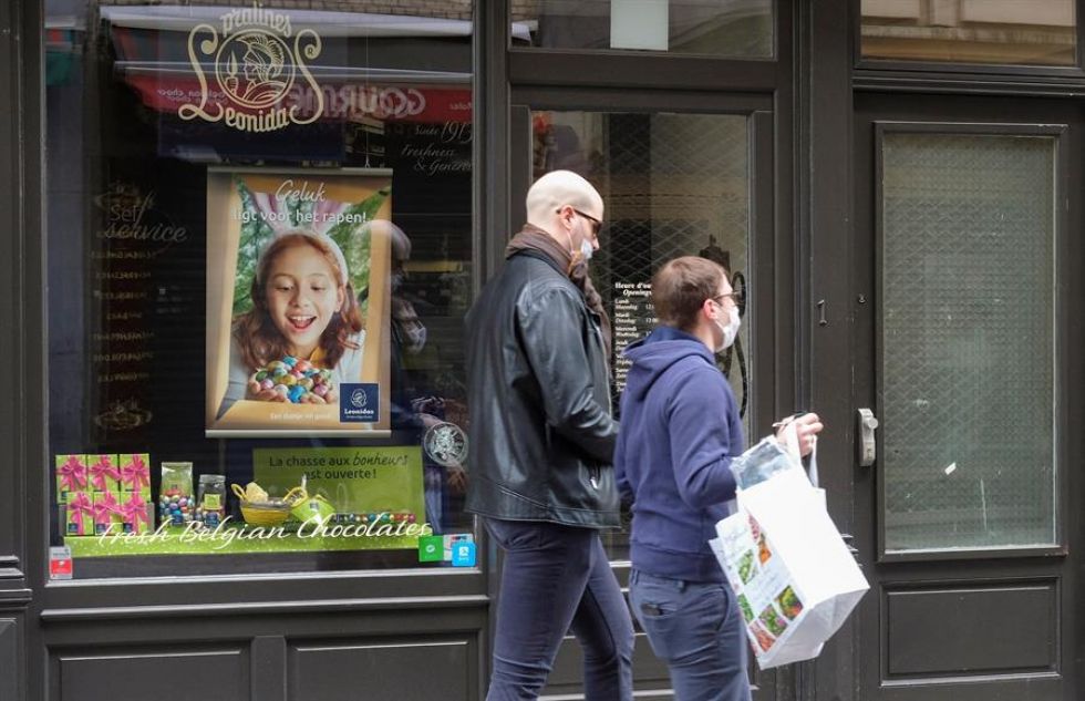 Dos personas pasan por una chocolatería cerrada cerca de Grand Place, en el centro de Bruselas, Bélgica.20