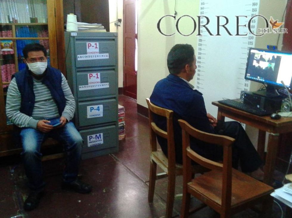 El exgobernador Esteban Urquizu escuchando su audiencia de cesación preventiva.