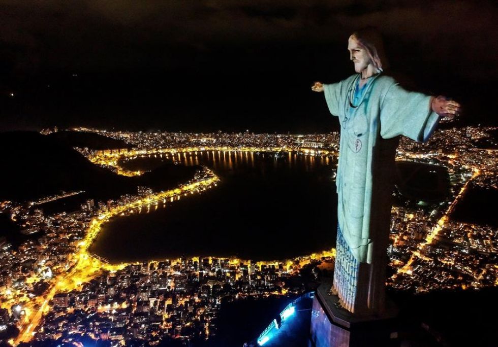 Vista aérea de la estatua del Cristo Redentor con una proyección de trabajadores de la salud, durante un acto religioso para celebrar el domingo de Pascua.