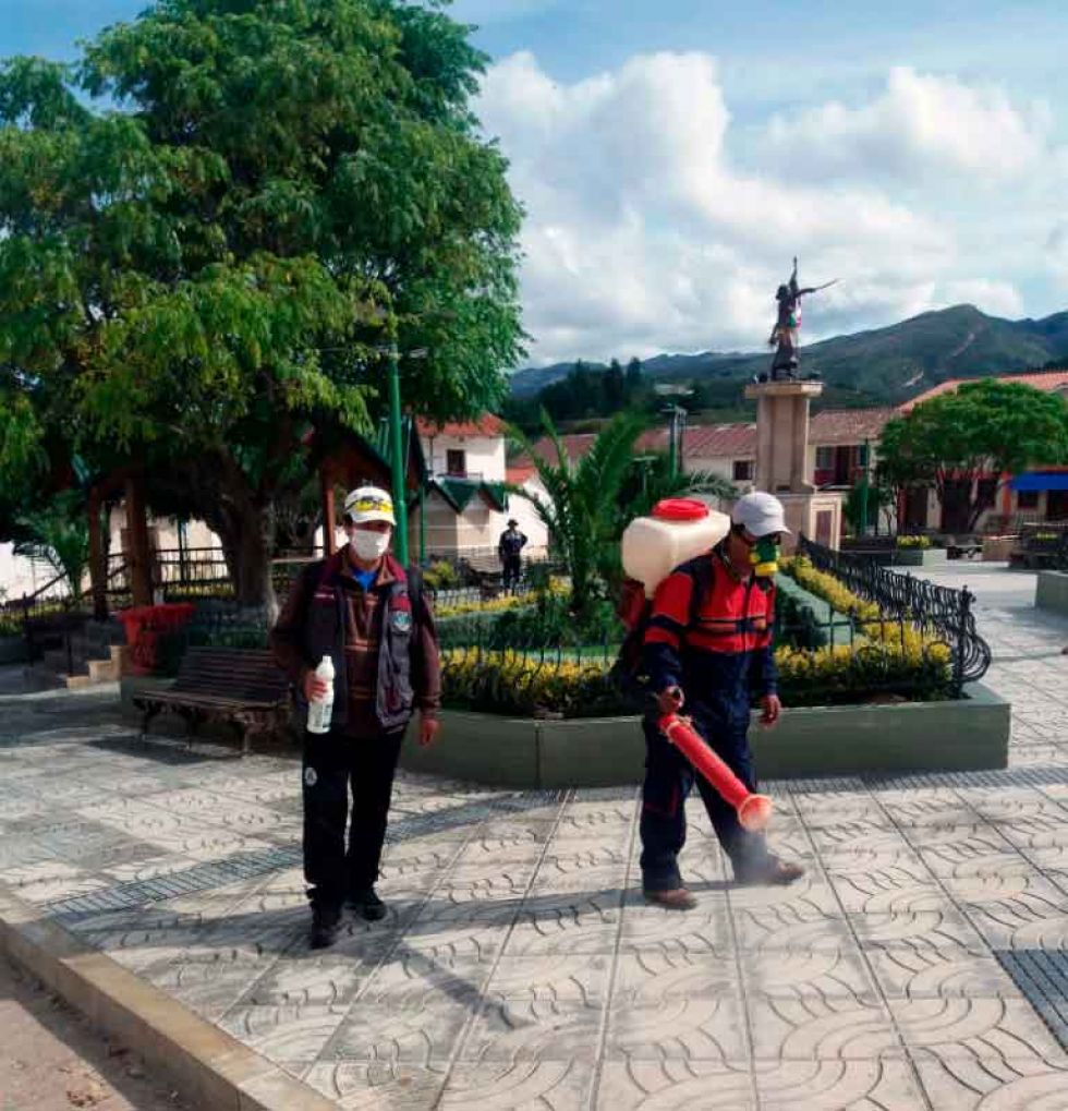 La desinfección de calles en el municipio de Azurduy, Chuquisaca, en pasados días.