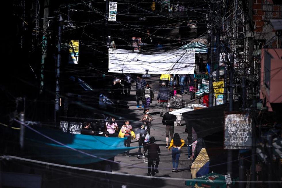 Personas caminan este jueves por las calles en la Villa 31, durante la cuarentena obligatoria en Benos Aires.