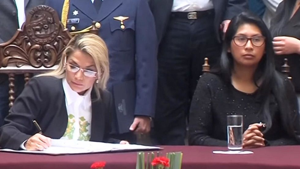 La mandataria Jeanine Áñez (i) y la presidenta del Senado, Eva Copa, en una anterior aparición.