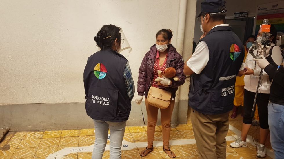 La madre de Gael en su arribo al hospital Santa Bárbara, donde se encuentra su hijo.