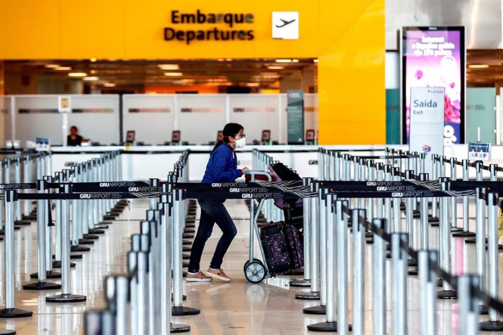 Una mujer usa máscaras como precaución contra la propagación del nuevo coronavirus COVID-19 en el Aeropuerto Internacional de Sao Paulo (Brasil).