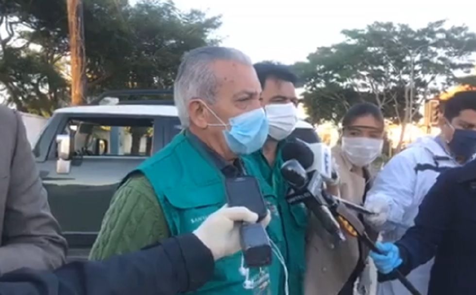 El secretario de Salud de la Gobernación de Santa Cruz, Óscar Urenda, antes de partir a Trinidad.