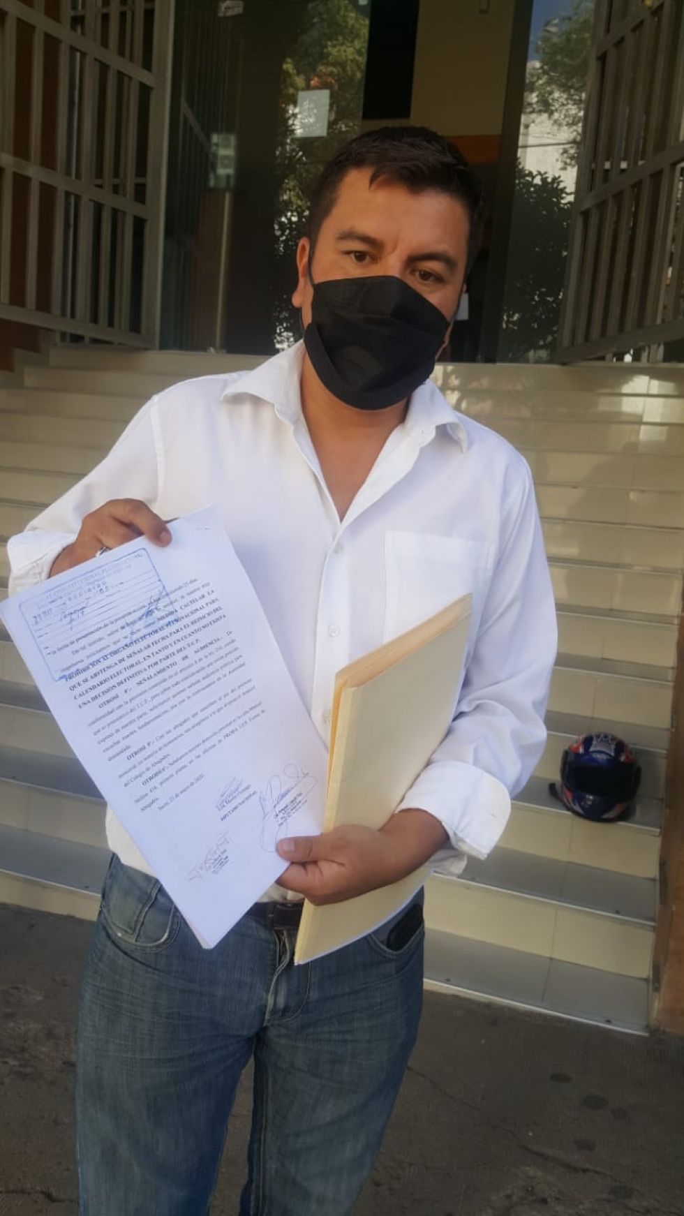 El delegado de la Alianza Creemos, Gino Urey, tras presentar el recurso ante el TCP.