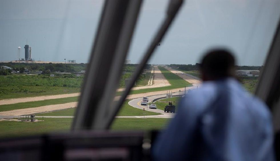 El convoy que transporta a los astronautas de la NASA Robert Behnken y Douglas Hurley, desde una ventana del complejo de lanzamiento.