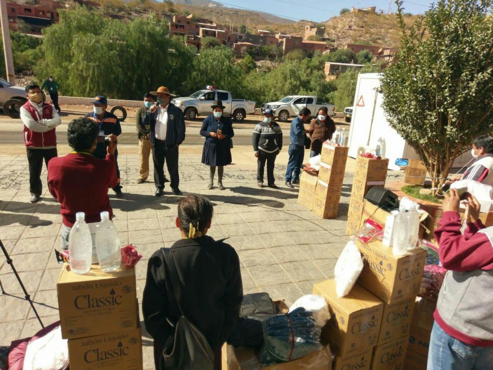 El acto de entrega de insumos de bioseguridad realizado el sábado en Camargo, luego del que algunas personas se dirigieron a consumir bebidas alcohólicas.