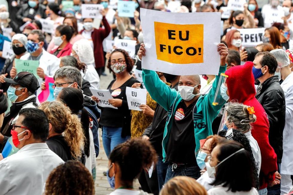 Personal de salud protesta en el Hospital General Sao Mateus de Sao Paulo por el anuncio de un cambio de administración.