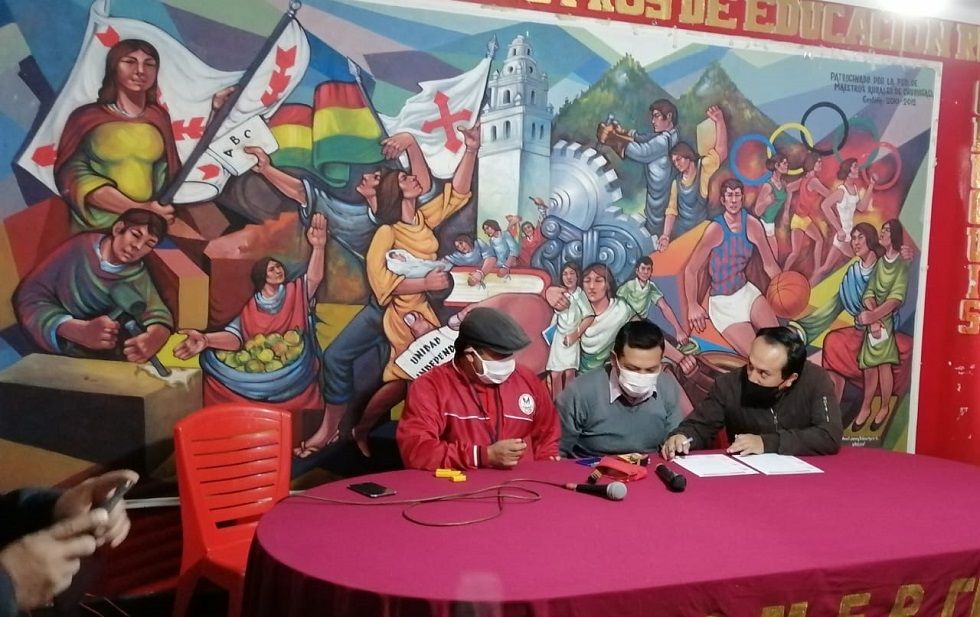Representantes de los maestros y padres brindaron una conferencia de prensa.