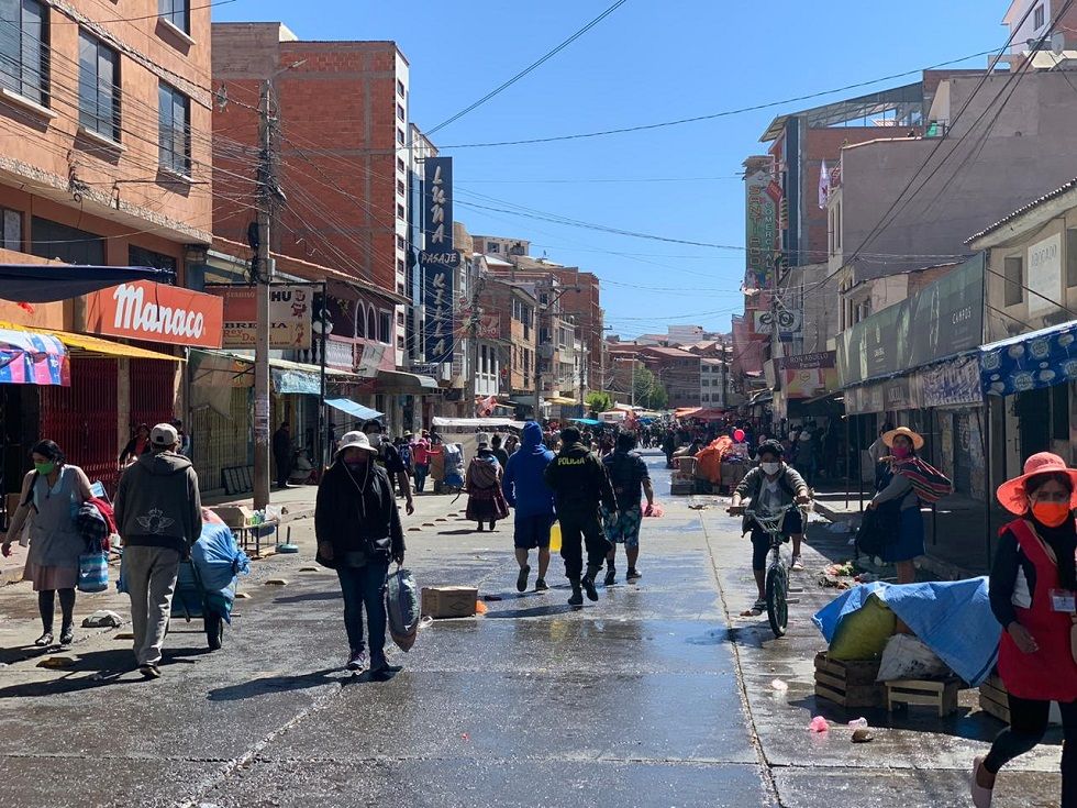 En días anteriores, las labores de desinfección en el mercado Campesino se cumplieron pese a la presencia de gente.