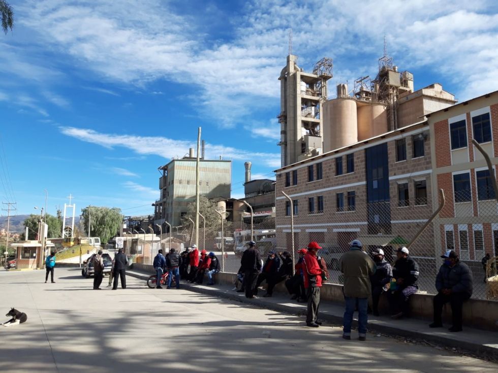 La planta de Fancesa en Cal Orck'o y la vigilia instalada por el transporte el pasado martes.