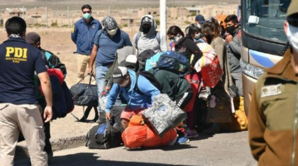 Una imagen referencial de bolivianos en la frontera con Chile.