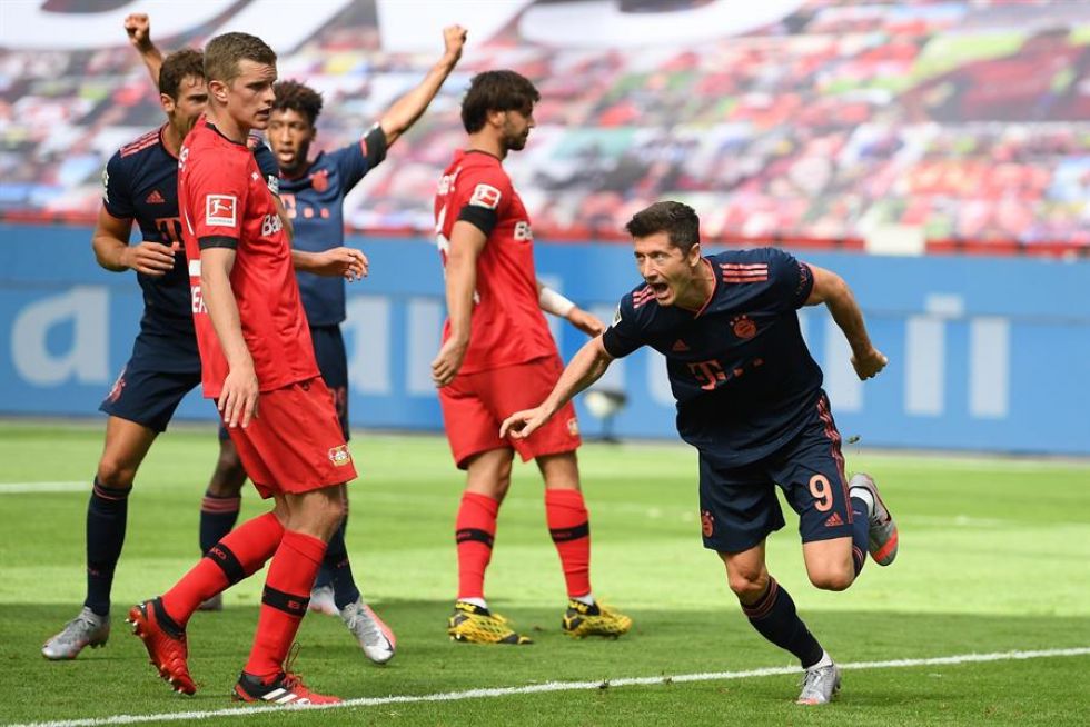 Robert Lewandowski (d) anotó uno de los goles del Bayern.