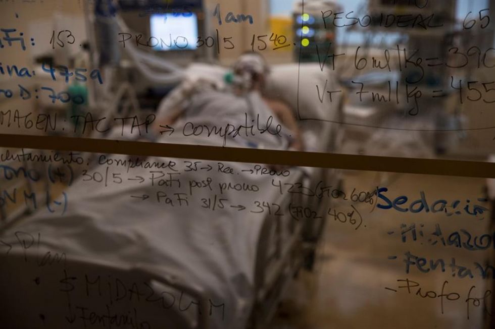 Notas tomadas por el personal médico del Hospital Militar en la puerta de la habitación de un paciente infectado.