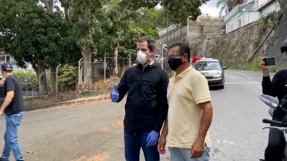 Juan Guaidó (i) salió a las calles de Caracas.