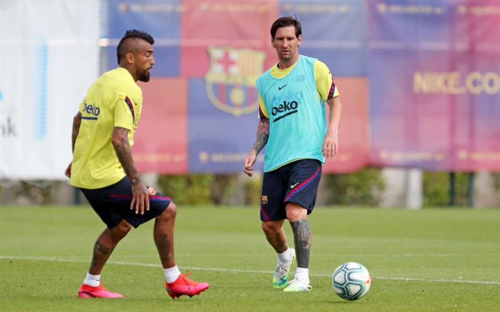 El centrocampista chileno  Arturo Vidal y el delantero argentino Lionel Messi.