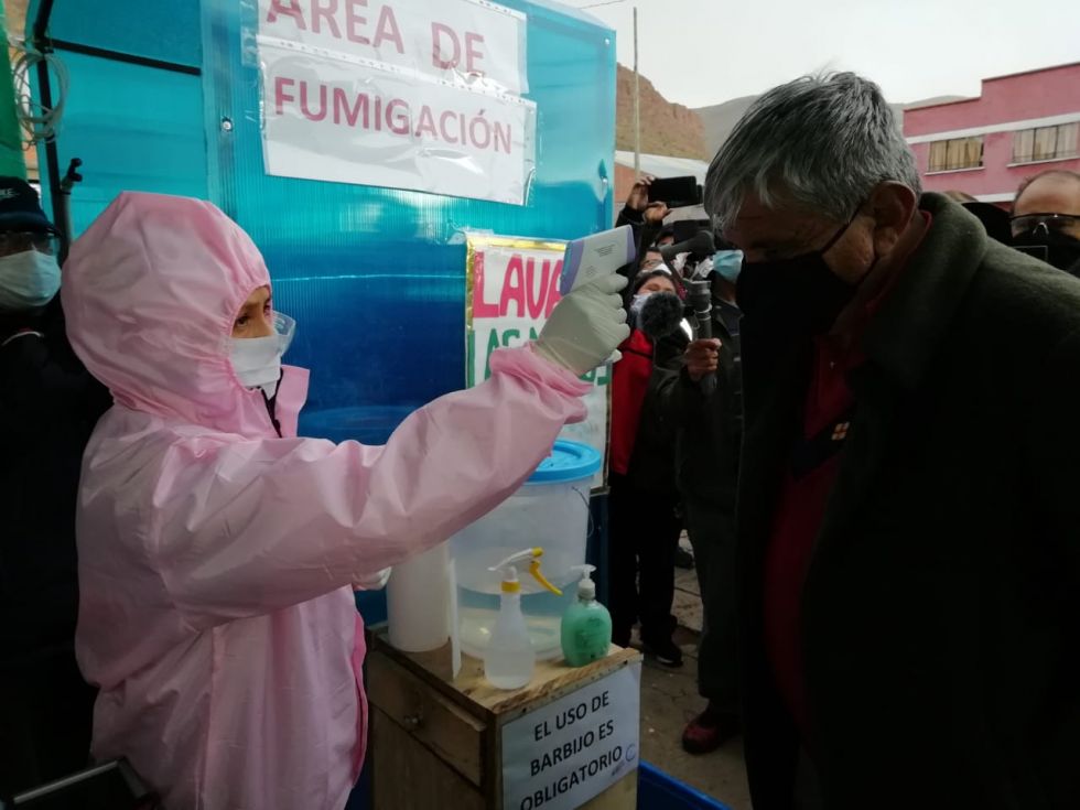 Personal médico revisa la temperatura de la poblacion en Caquiaviri, localidad de La Paz.