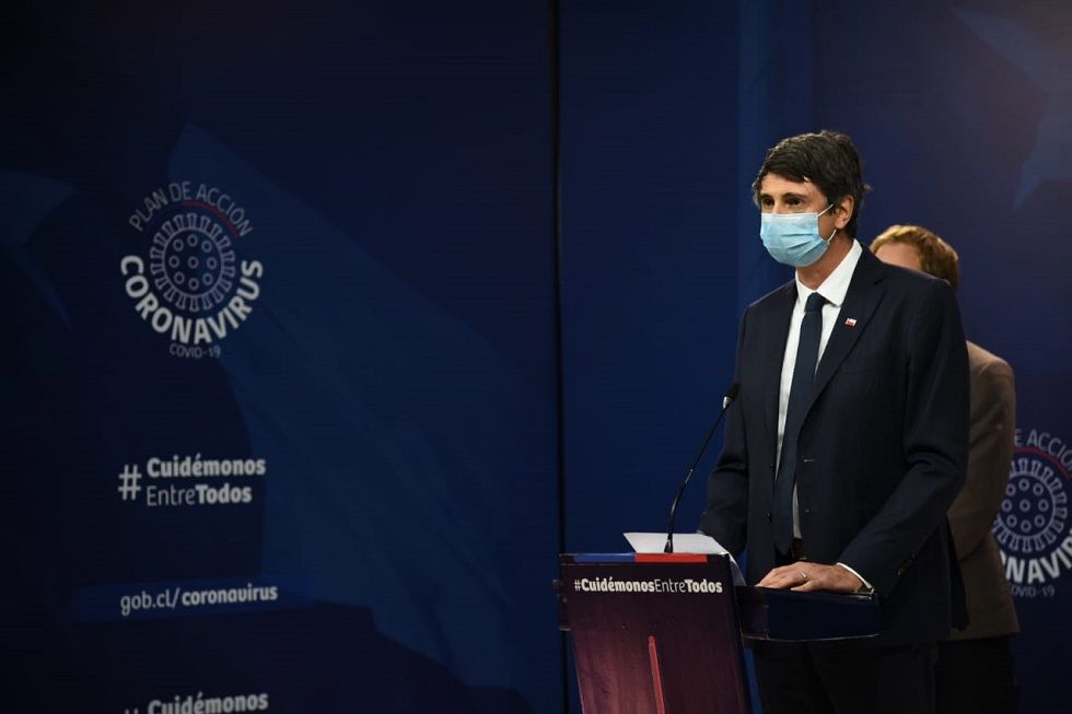 El ministro de Ciencia y Tecnología de Chile, Andrés Couve, en una conferencia de prensa.