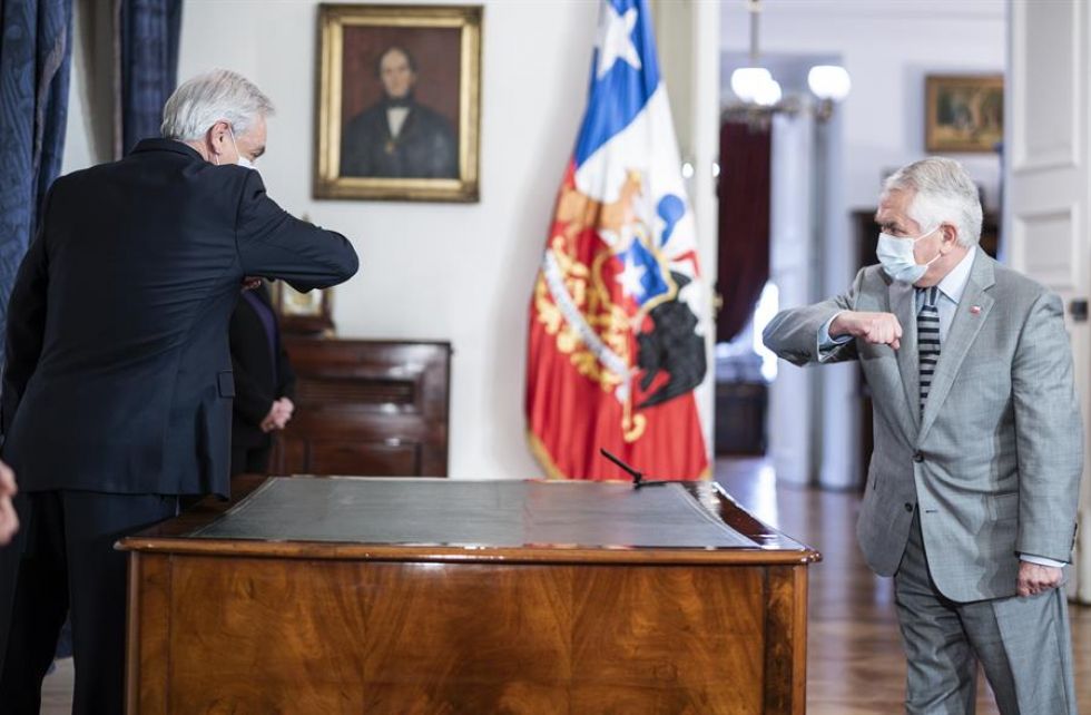 El presidente Sebastián Piñera (i) posesiona a Enrique Paris como nuevo ministro de Salud.