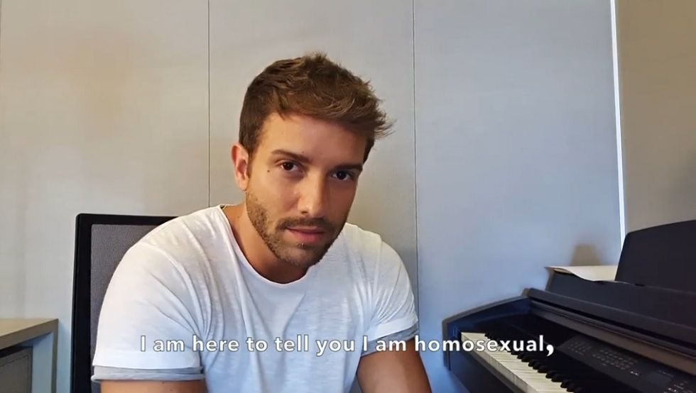 El cantante español publicó un video en Instagram para revelar su homosexualidad.