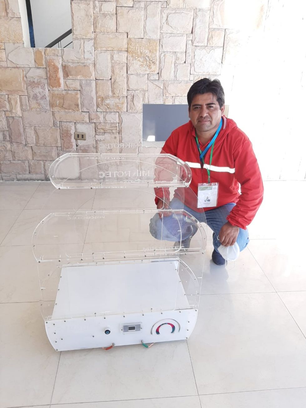 En la foto, Juan Vargas, presidente de la Sociedad de Ingenieros de Bolivia - Filial Chuquisaca, junto al robot.