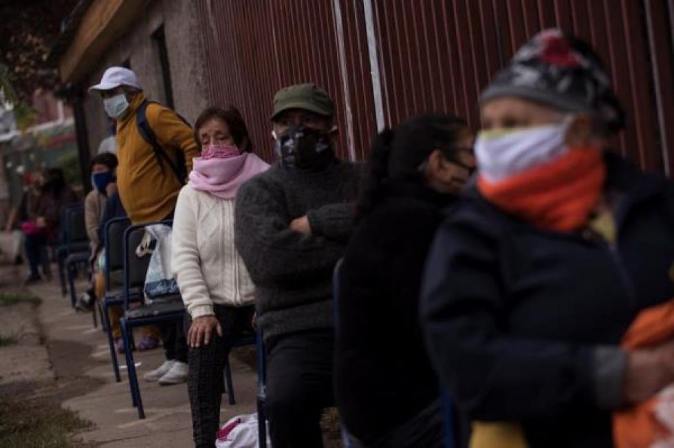 Chile se encuentra actualmente bajo estado de excepción por catástrofe y toque de queda nocturno, entre otras medidas.