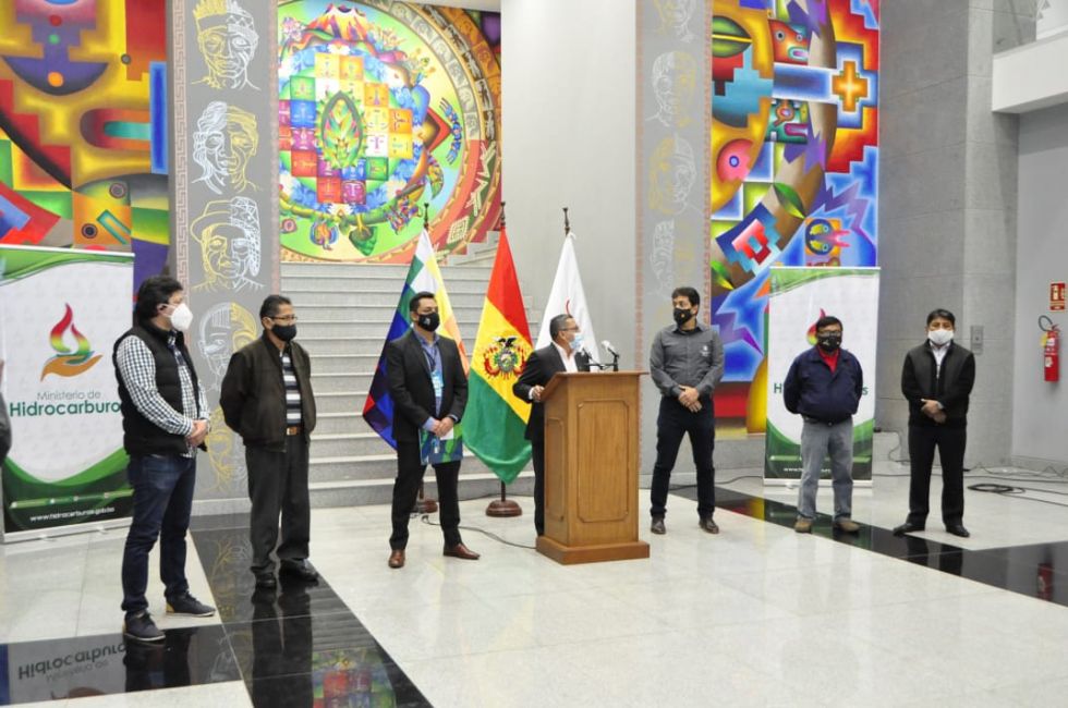 La conferencia de prensa de autoridades del Gobierno y representantes del sector transporte.