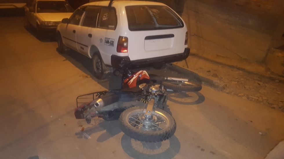 La motocicleta de la Policía derribada por el vehículo en el que circulaban los concejales.