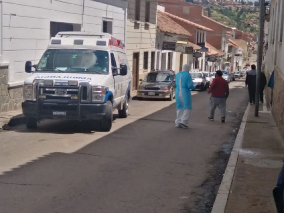 Una ambulancia cerca del ingreso al Centro Centinela Covid-19 del hospital Santa Bárbara.