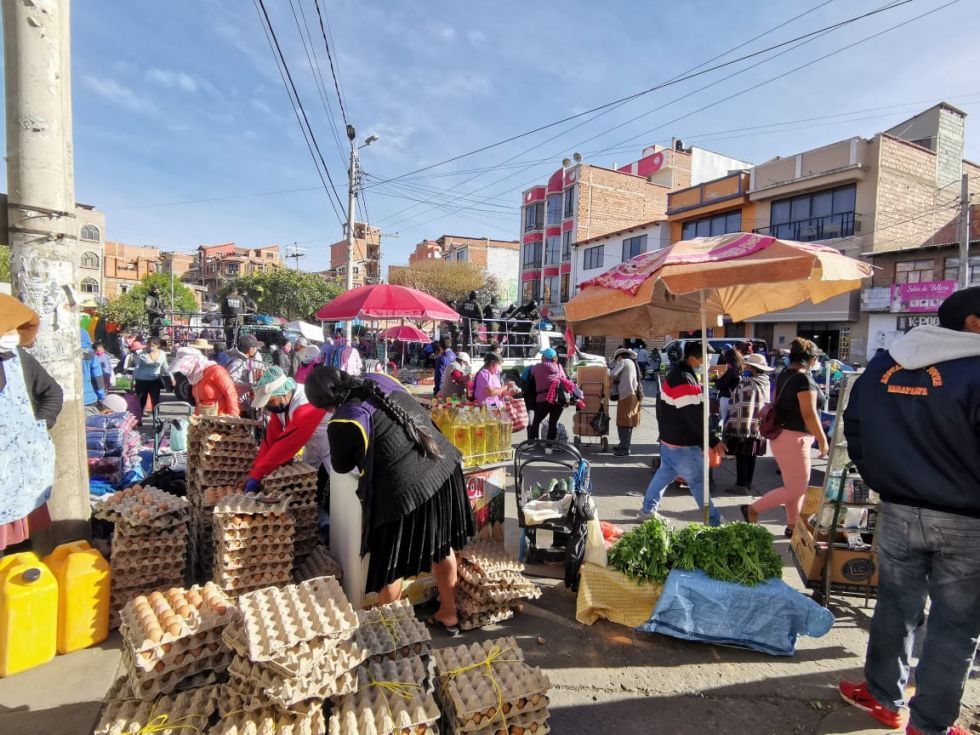 Tras el encapsulamiento del centro de abasto, comerciantes sacaron sus productos y ocuparon calles aledañas