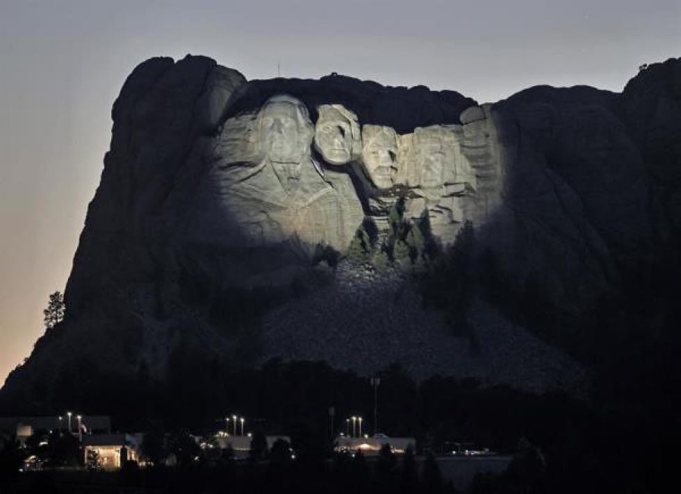 Vista del Monte Rushmore iluminado en Keystone, Dakota del Sur, Estados Unidos durante los preparativos para la visita del presidente Donald Trump.