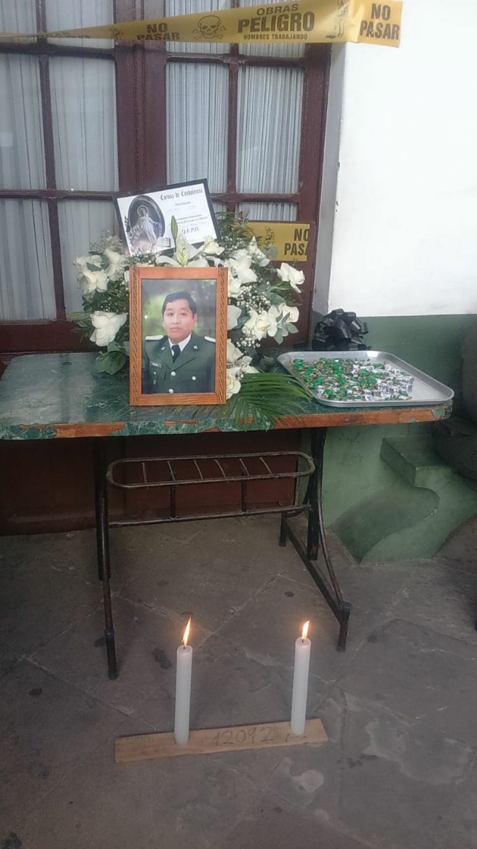 Una fotografía del sargento Lino Mendoza puesta a modo de homenaje en la puerta de su oficina.