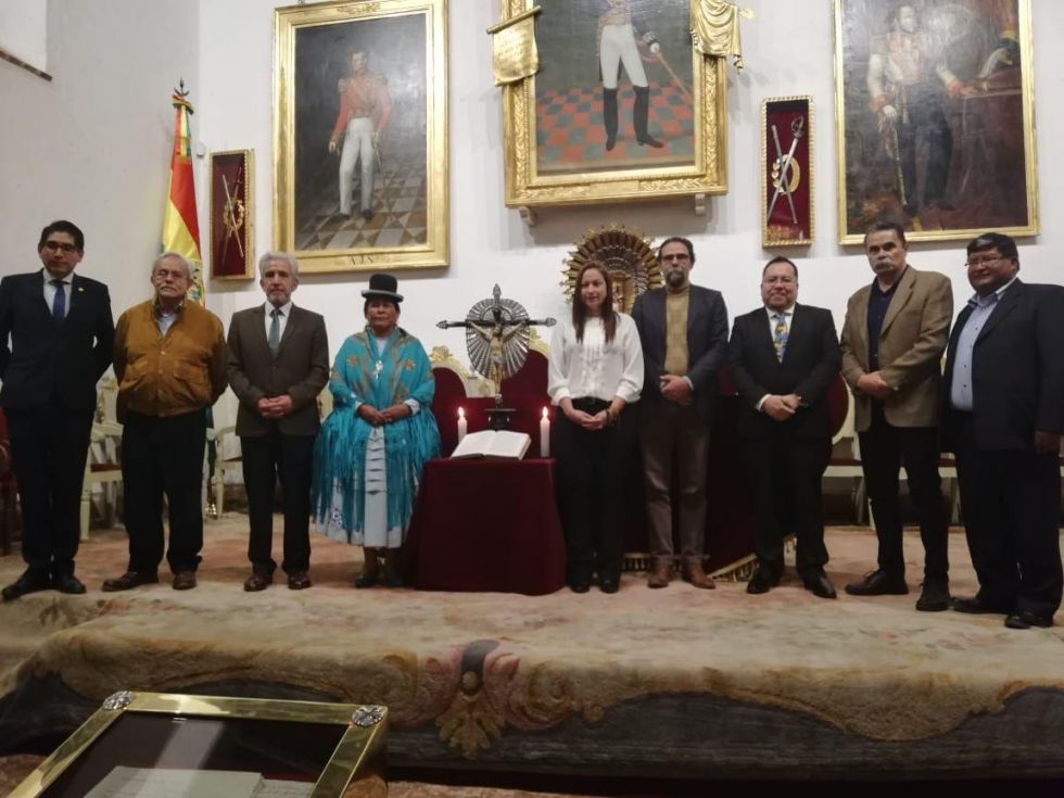 Gabriel Chávez (tercero de la derecha), durante la posesión de consejeros, el año pasado, en Sucre.