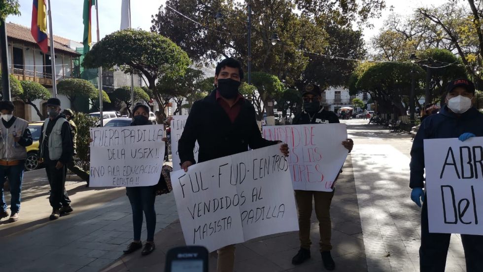 Maestros y estudiantes se manifestaron este martes en la plaza 25 de Mayo.